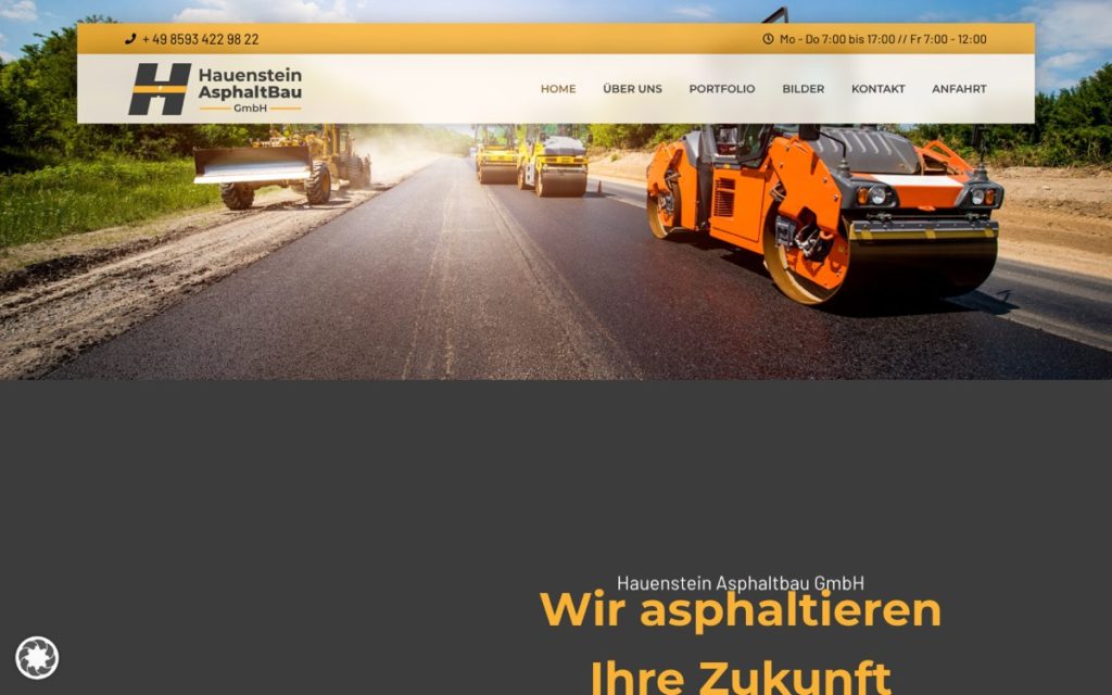 Startseite von asphaltbau-hauenstein.de mit Straßenwalze auf frischem Asphalt