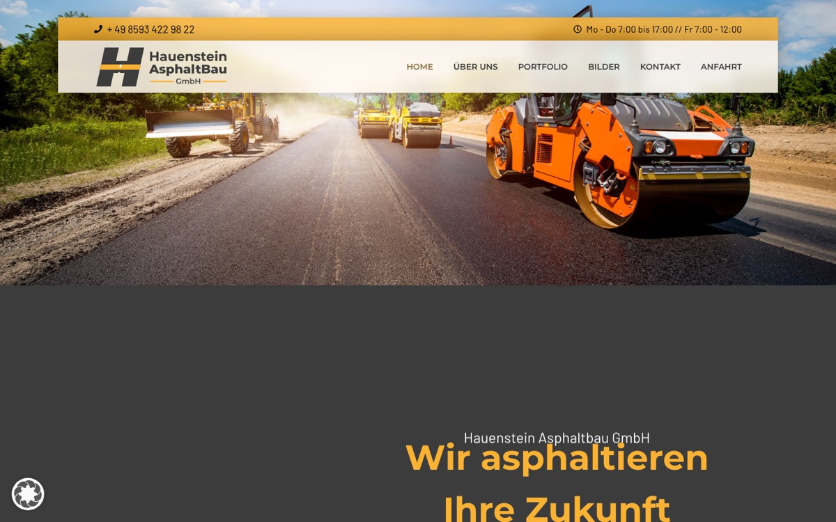 Startseite von asphaltbau-hauenstein.de mit Straßenwalze auf frischem Asphalt