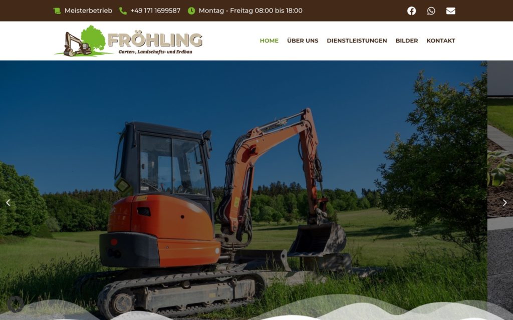 Startseite von galabau-froehling.de mit Minibagger auf einer Wiese