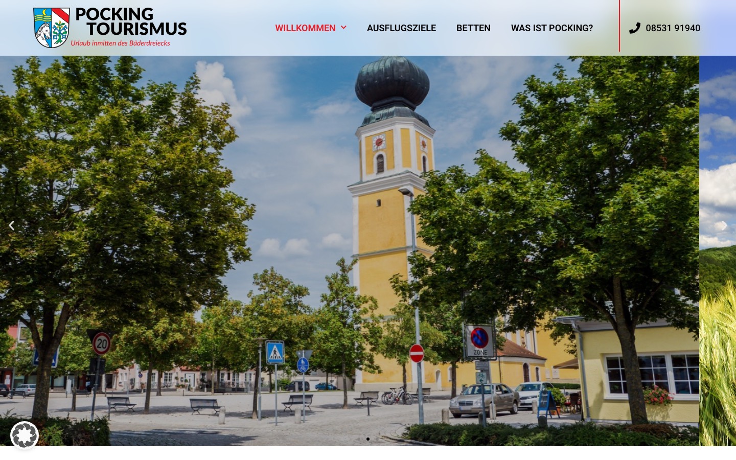 Startseite von pocking-tourismus.de mit Kirchturm am Stadtplatz in Pocking